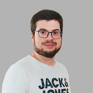Retrato profesional de un integrante del equipo de Neocoast con anteojos y camiseta clara.