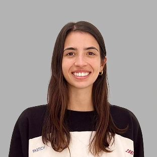 Retrato de una trabajadora de Neocoast con cabello largo y suelto, sonriendo frente a un fondo neutro.