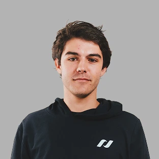 Retrato corporativo de un miembro del equipo de Neocoast con buzo oscuro y expresión seria.