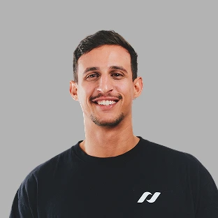 Retrato profesional de un colaborador de Neocoast con remera negra de la empresa y sonrisa natural.