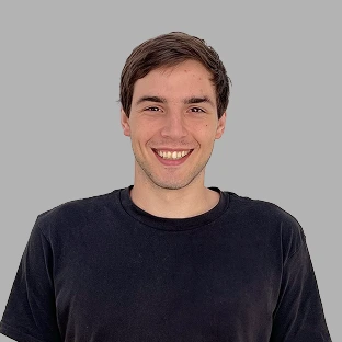 Retrato profesional de un trabajador de Neocoast con remera oscura y gran sonrisa.