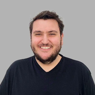 Retrato profesional de un integrante del equipo de Neocoast con camiseta oscura y expresión alegre.