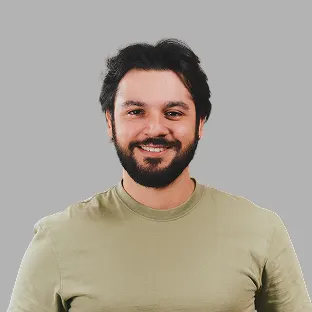 Retrato de un integrante del equipo de Neocoast con remera beige y sonrisa relajada.