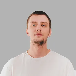 Miembro del equipo de Neocoast con camiseta blanca y mirada directa, sobre fondo gris neutro.