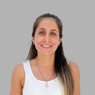 Retrato profesional de una integrante del equipo de Neocoast con top blanco y sonrisa amable.