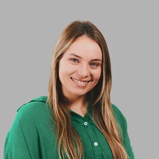 Retrato profesional de una trabajadora de Neocoast con camisa verde y sonrisa amigable.