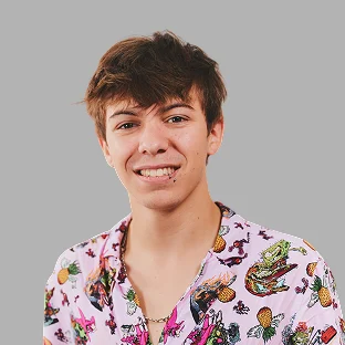 Retrato de un colaborador de Neocoast con camisa floreada y expresión relajada.