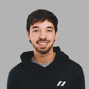 Retrato de un integrante de Neocoast con buzo institucional y expresión relajada.