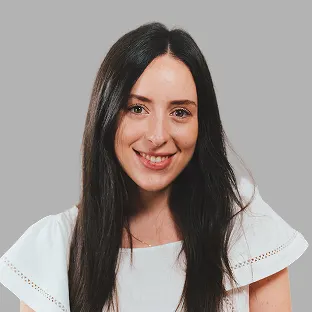 Retrato profesional de una colaboradora de Neocoast con blusa blanca y cabello lacio, sonriendo.
