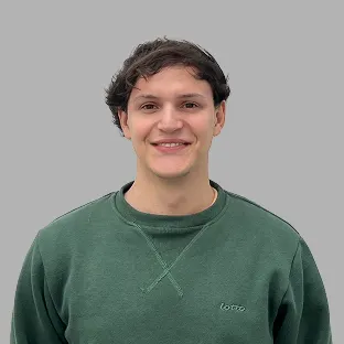 Retrato de un integrante del equipo de Neocoast con buzo verde y expresión amigable.