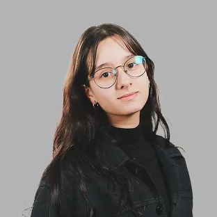 Retrato profesional de una trabajadora de Neocoast con gafas y chaqueta negra, sobre fondo gris claro.