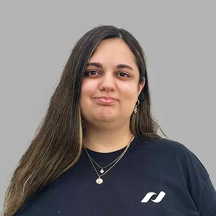Miembro del equipo de Neocoast con remera negra institucional, posando frente a fondo neutro.