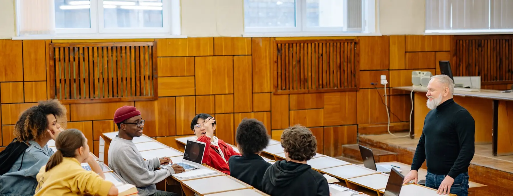 Profesor enseñando a un grupo de estudiantes en un aula