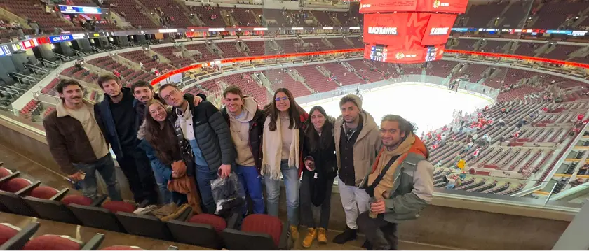 Equipo de ThinkCERCA en un estadio de hockey