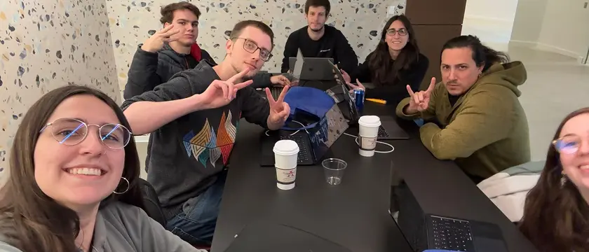 Miembros del equipo ThinkCERCA trabajando en laptops