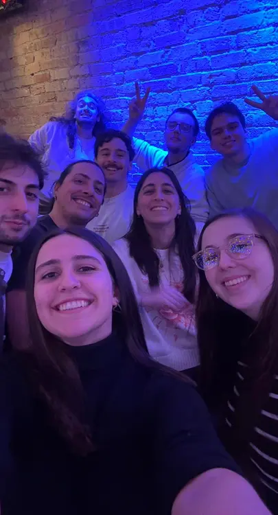 Equipo de ThinkCERCA en una salida nocturna con luces azules