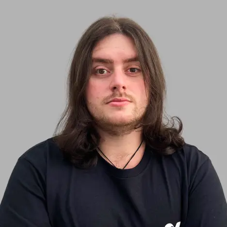 Retrato de un integrante del equipo de Neocoast con buzo negro.