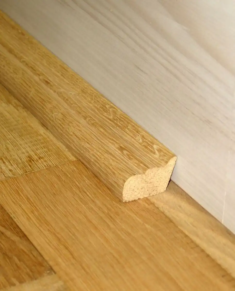 A képen egy parketta szegély látható, amit téli akciónk keretei között ajéndékba adunk a megvásárolt parketta mellé.