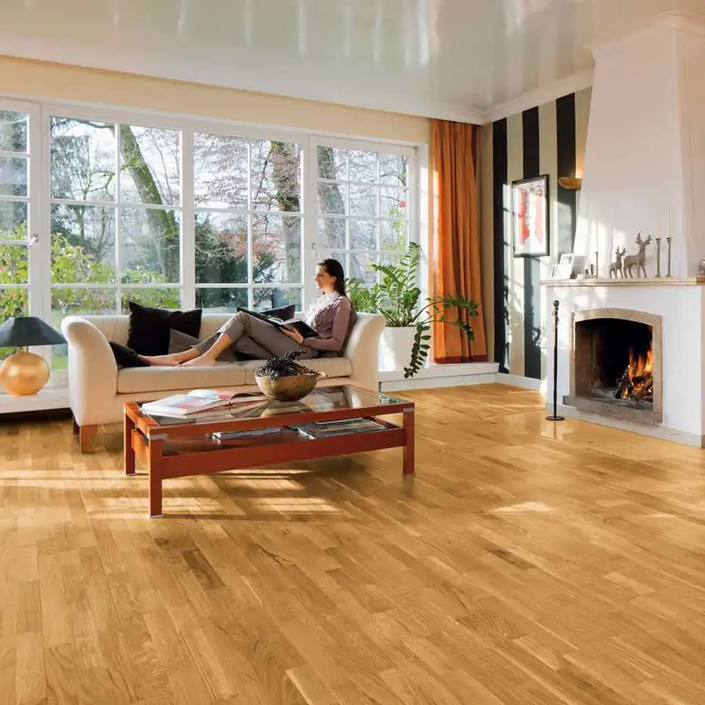 Akciós tölgy parketta beépítve, természetes fényű szobában