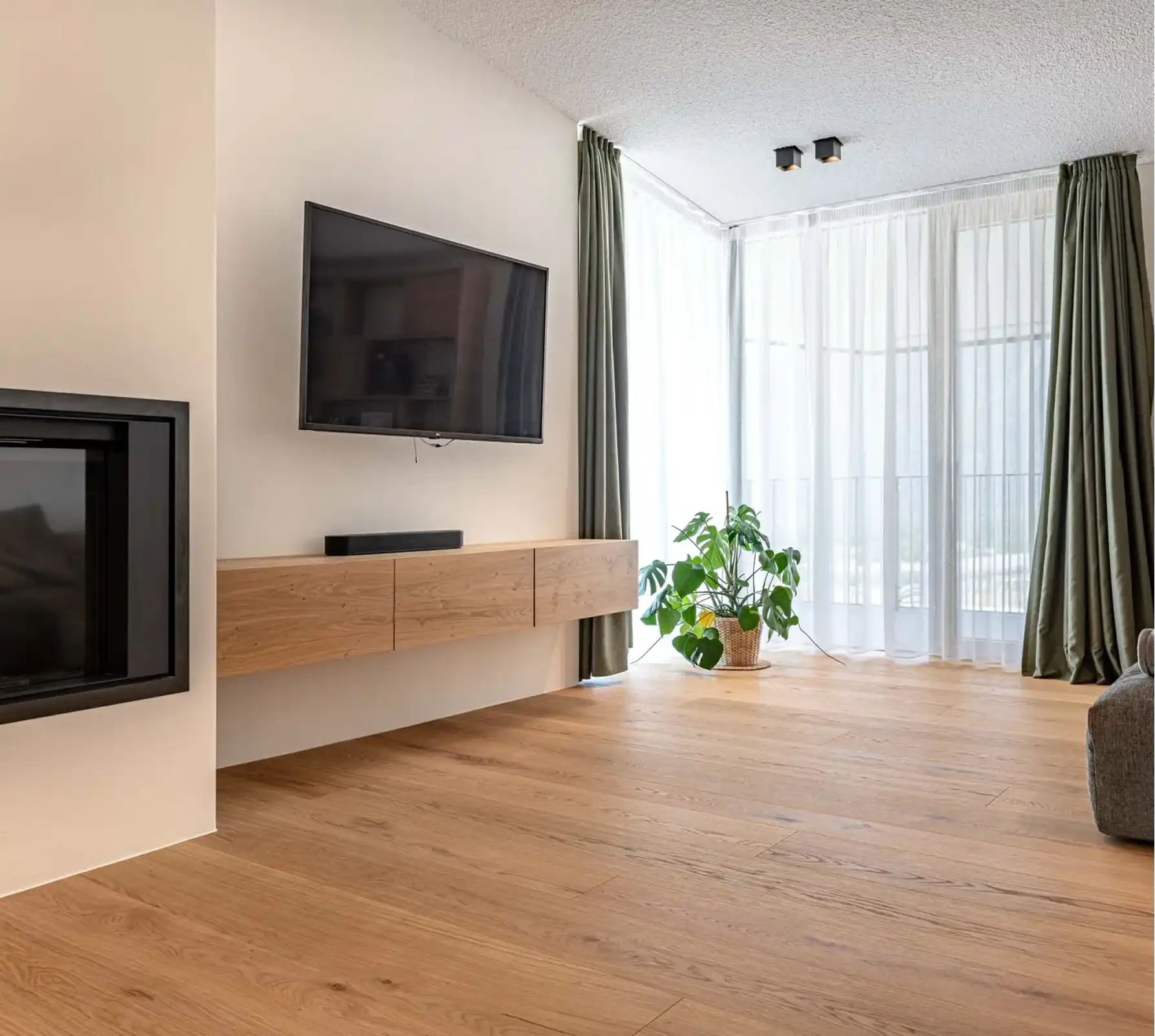 Egy nappali látható a képen, ami Mardegan Legno parkettával van burkolva.