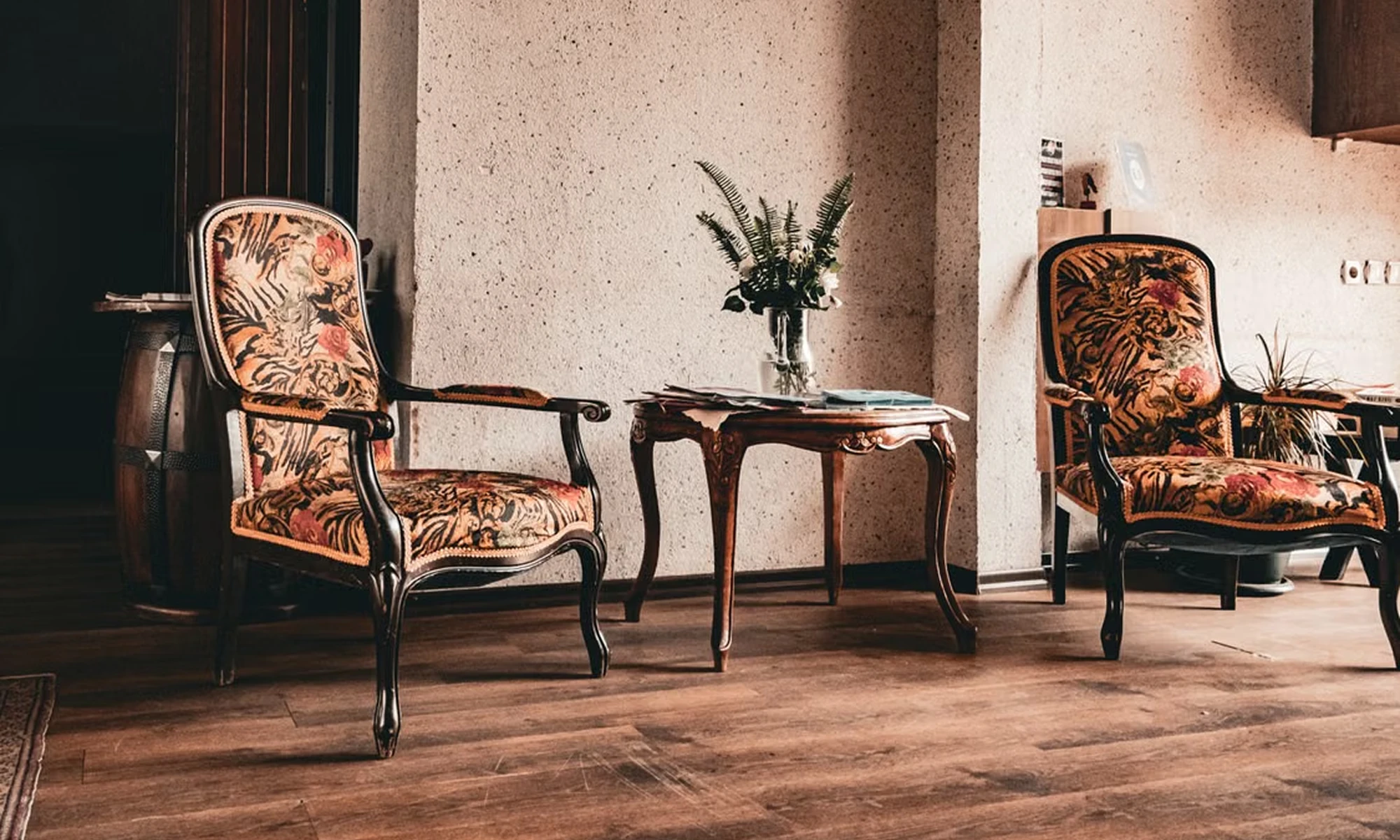 Természetes tölgy parketta elegáns padlófűtéses nappaliban modern bútorokkal