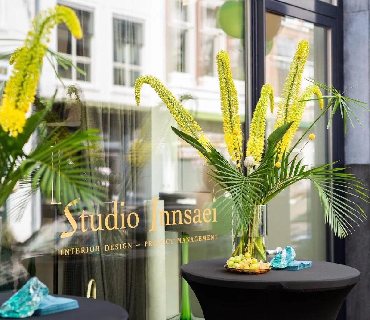 Studio Innsaei storefront met gele bloemen