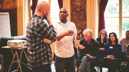 NOS — Rapper Blaxtar leert artiesten zakelijk te handelen