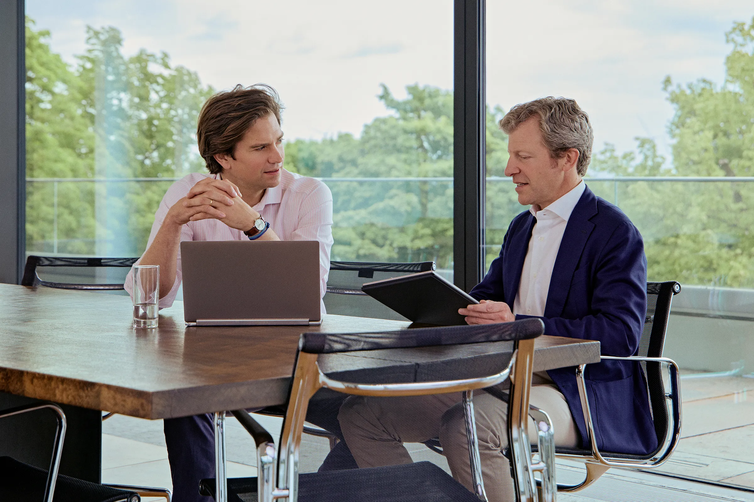 Niclas Ahrens und Florian Strasser von Companion Kapital im Gespräch in einem modernen Büro mit Ausblick – Fokus auf Austausch und strategische Zusammenarbeit.