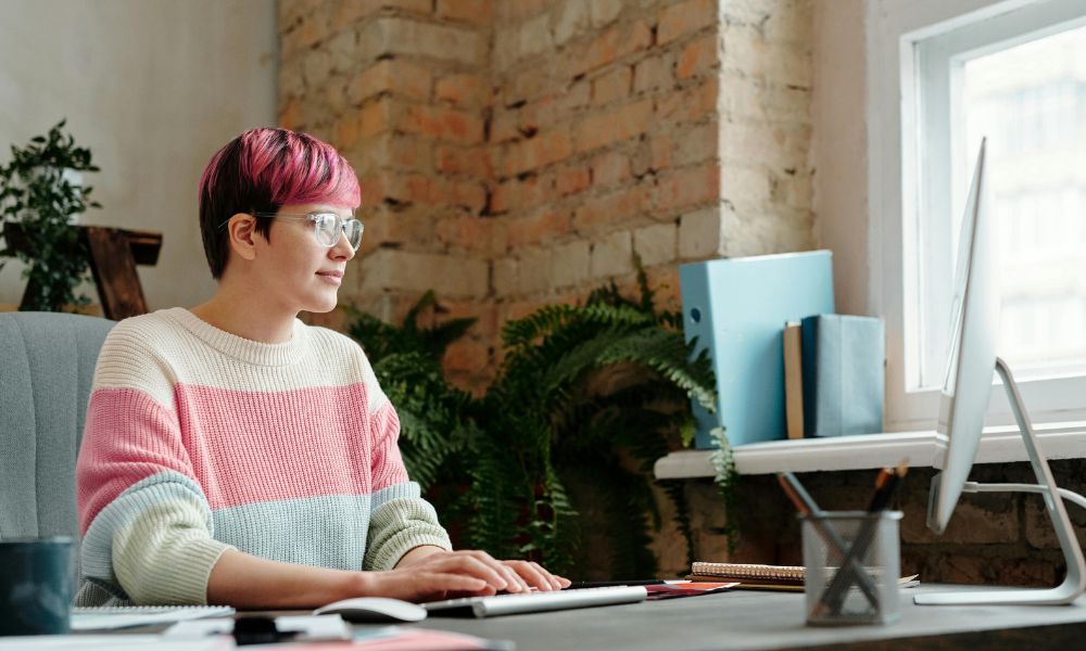 person typing on the computer