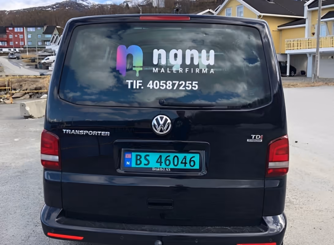 Detalj av folieringen på Nanu Malerfirma-bilen