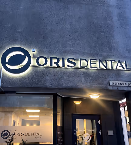 Fasadeskilt med bakbelyst logo og bokstaver for Oris Dental