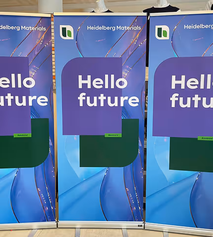 Rolluper for Heidelberg Materials med teksten «Hello future»
