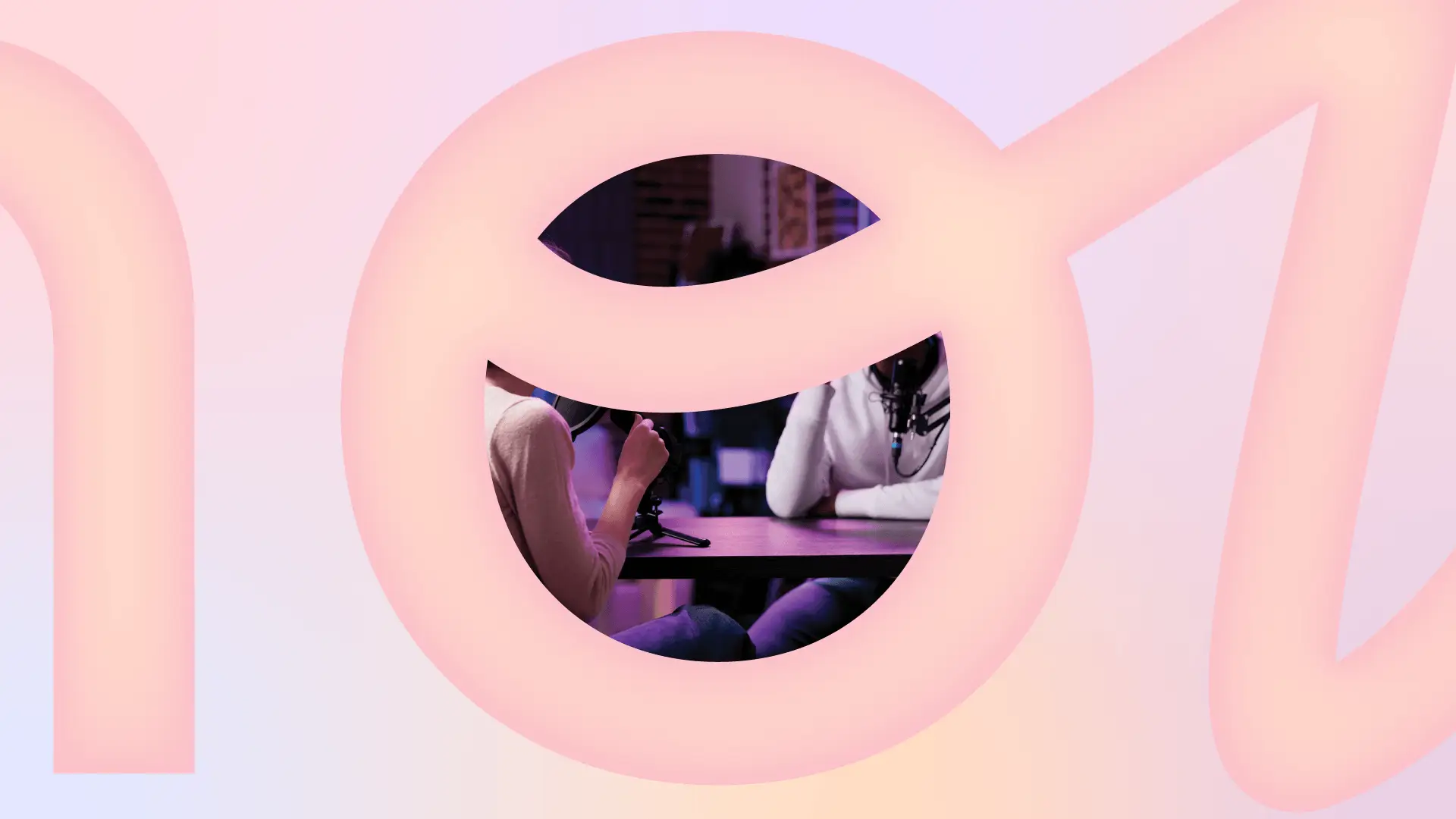 Écran de l'habillage du podcast The Choice de JUPI avec une scène d'interview podcast intégrée dans la lettre o du logo, sur fond dégradé rose et lavande.