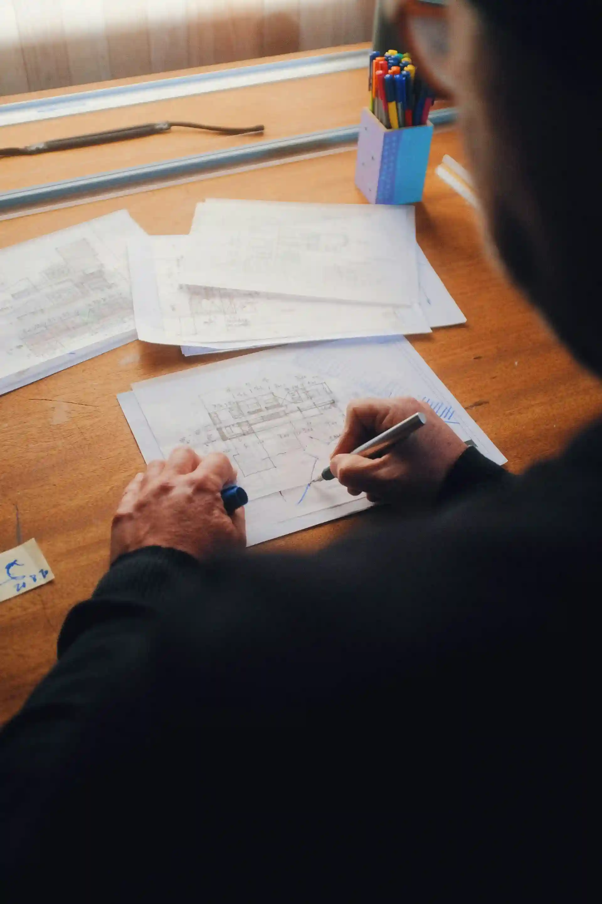 Un architecte élaborant un plan pour une construction immobilière.