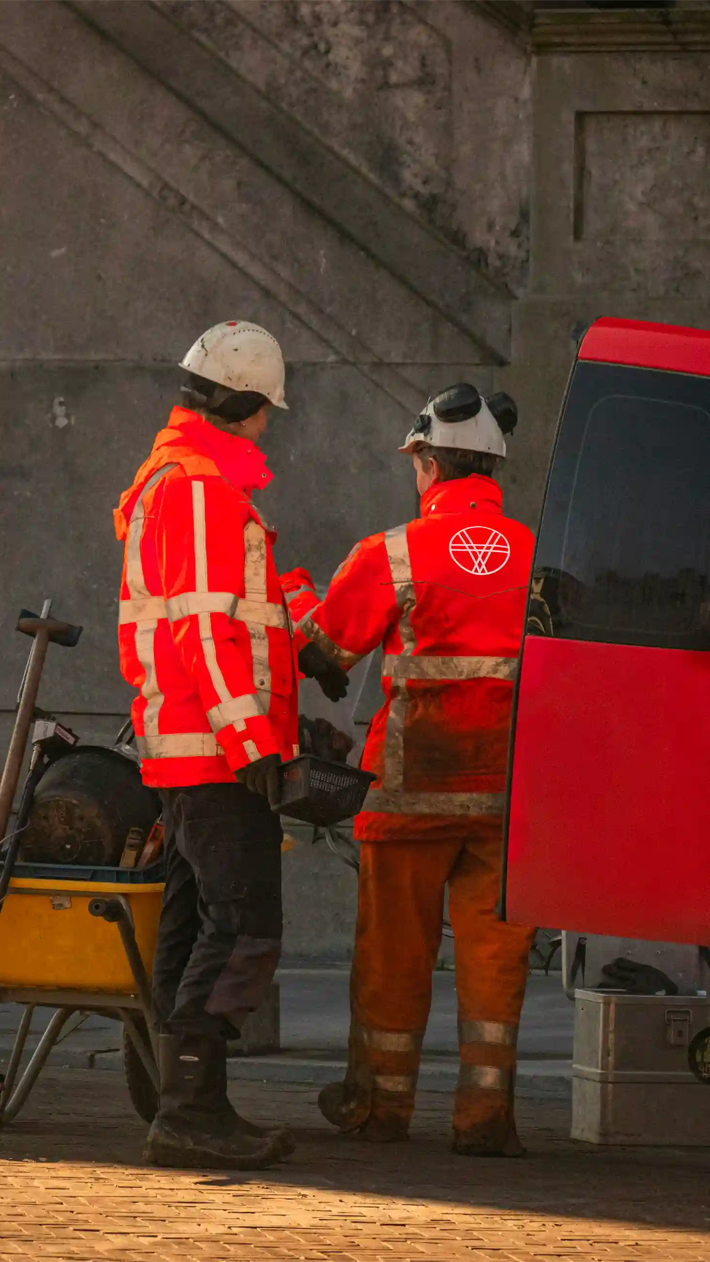 2 ouvriers de la société Valoria discutant sur un chantier