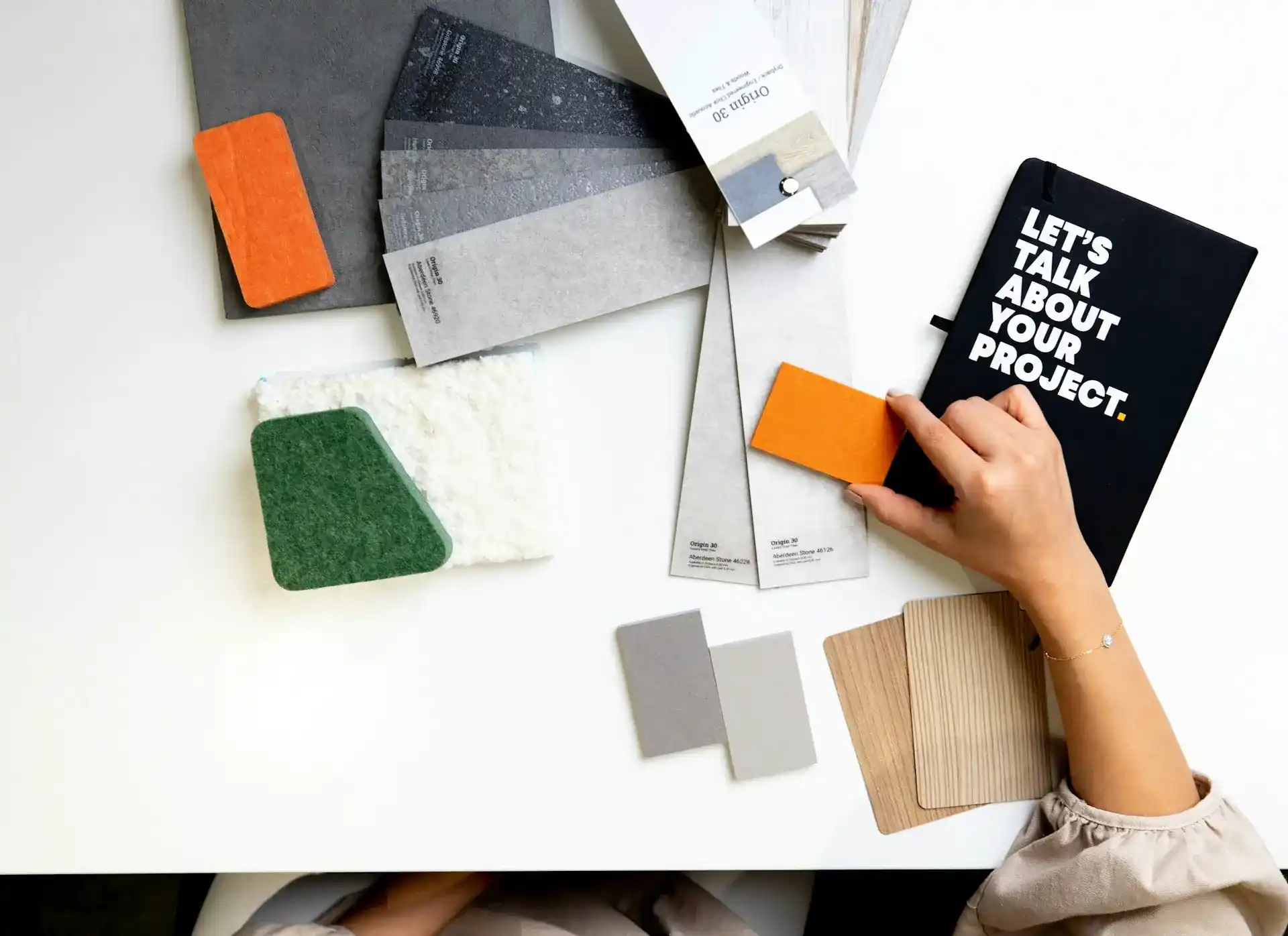 Architecte d'intérieur en plein choix des coloris pour son client.