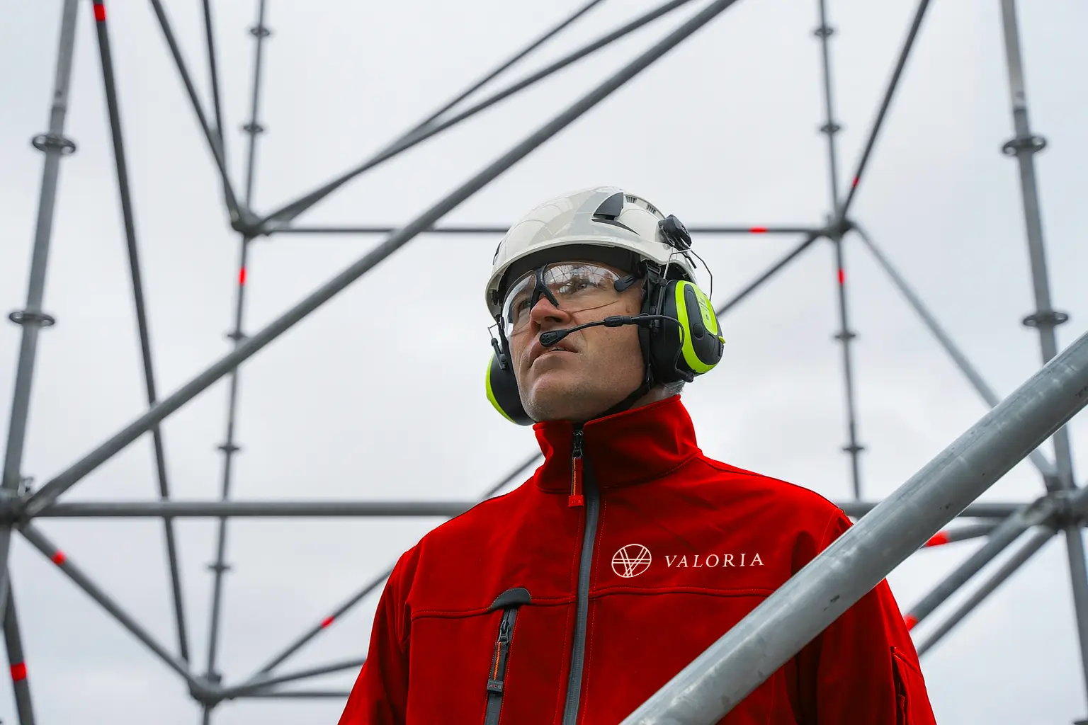 Expert Construction sur un chantier en pleine supervision des travaux.
