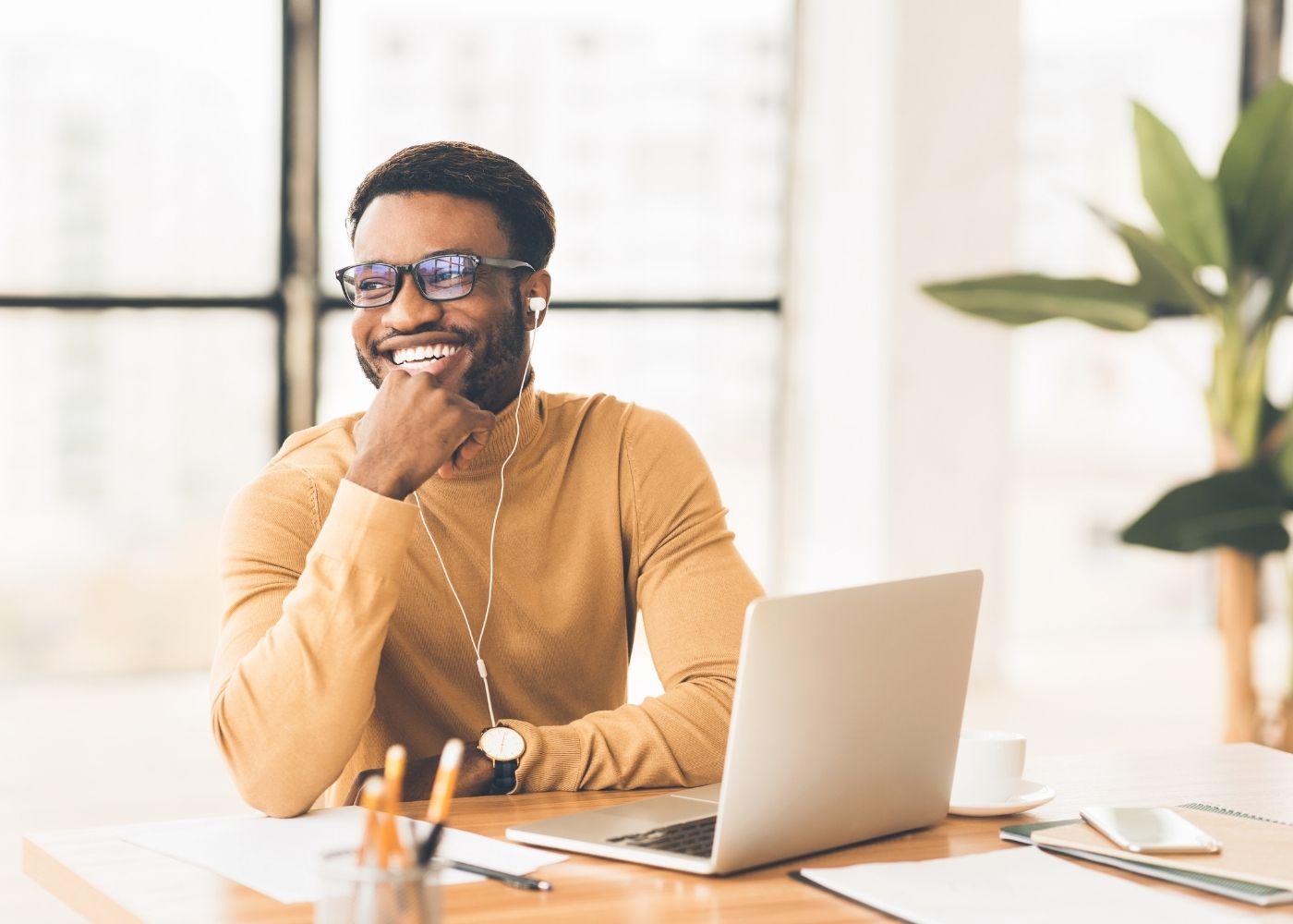Salarié heureux et en bonne santé, souriant à son poste de travail 