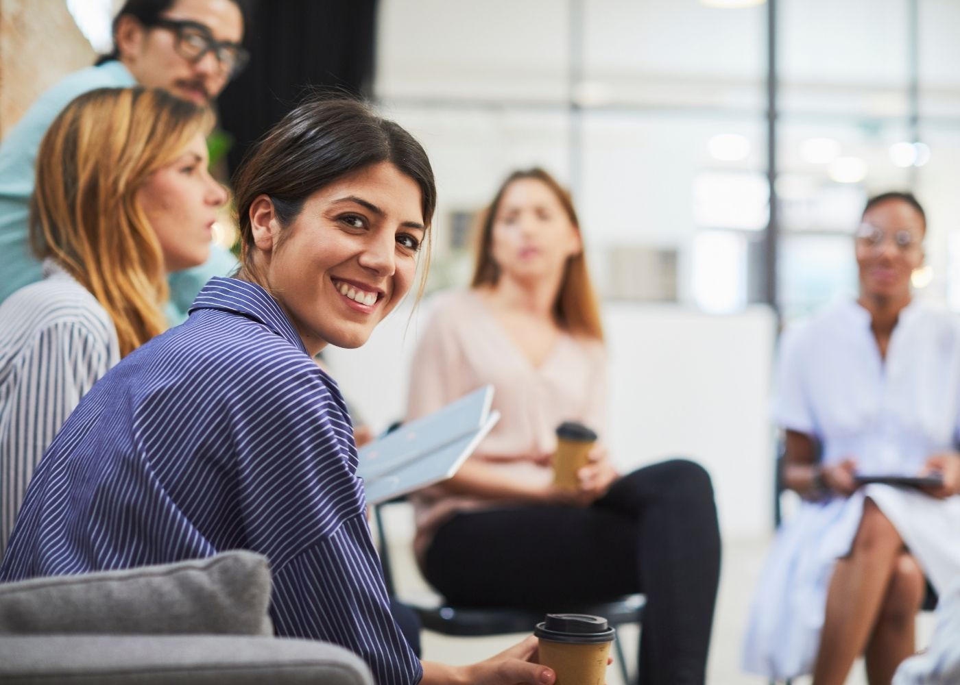 Salariée heureuse et en bonne santé, souriante lors d’une réunion QVCT