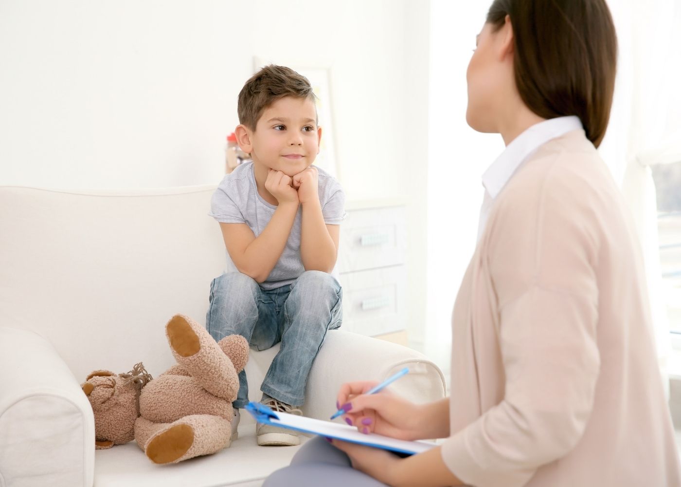 Sophrologue en pleine séance avec un enfant de 7 ans