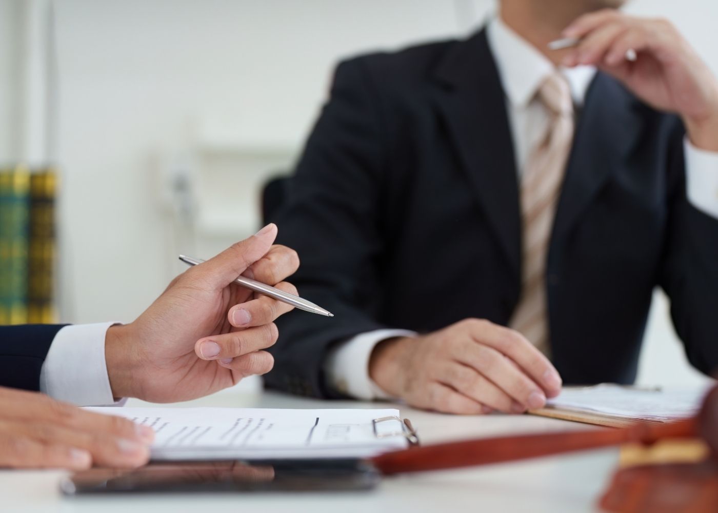 Personnes passant en revue les obligations légales d'une entreprise