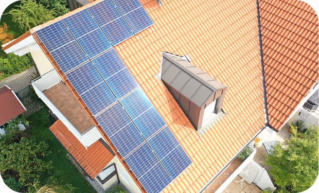 Drohnenaufnahme von Dach mit installierter Photovoltaik-Anlage von Solarzentrum Oberland