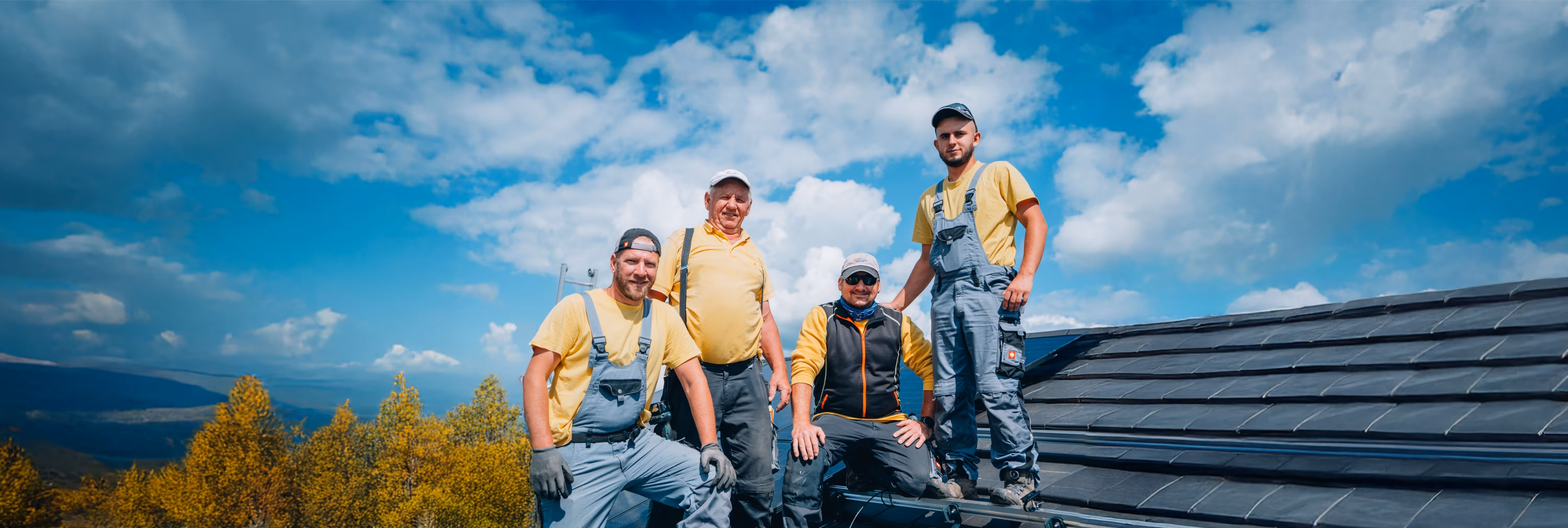 4 Solarzentrum Oberland Handwerker auf Dach mit PV-Anlage