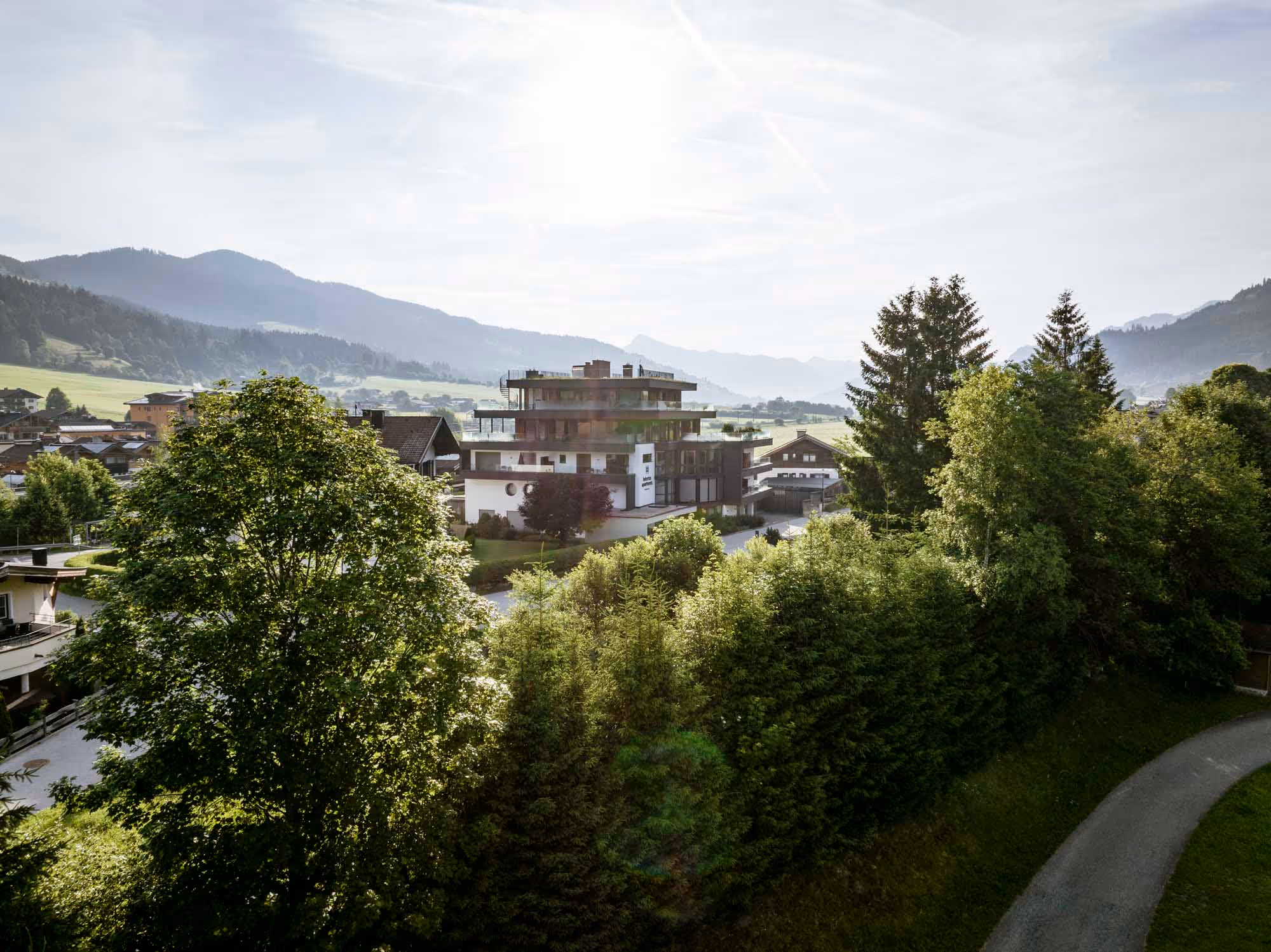 Drohnenaufnahme des Gebäudes der Hubertus Apartments.