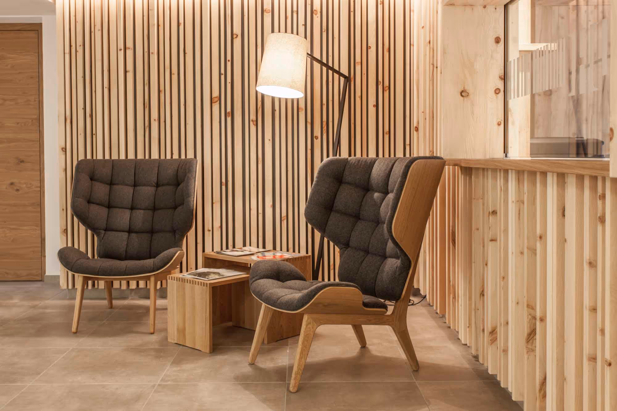 Sessel in der Lobby der Hubertus Apartments.