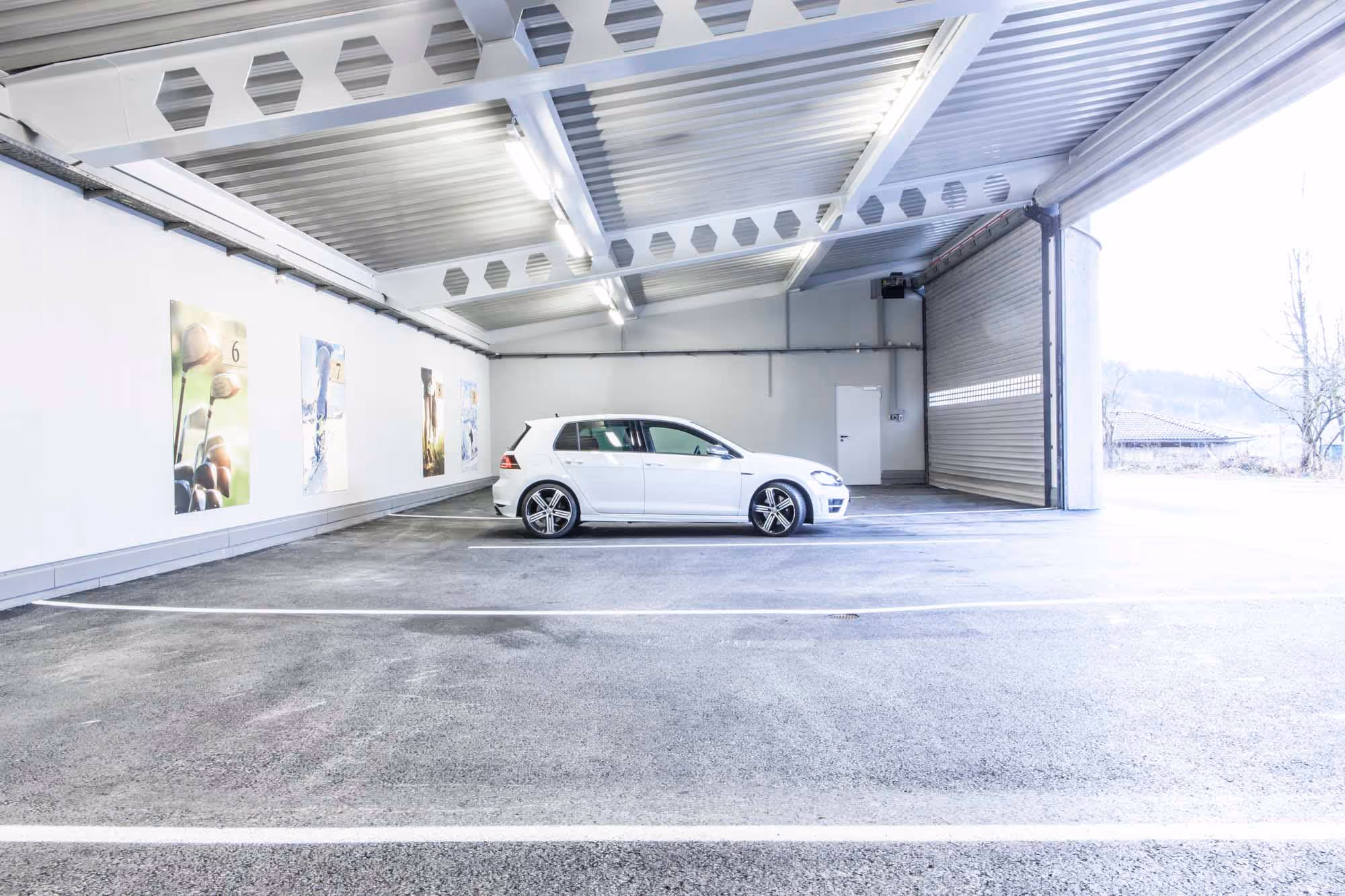 Riesengroße Garage für Autos. 