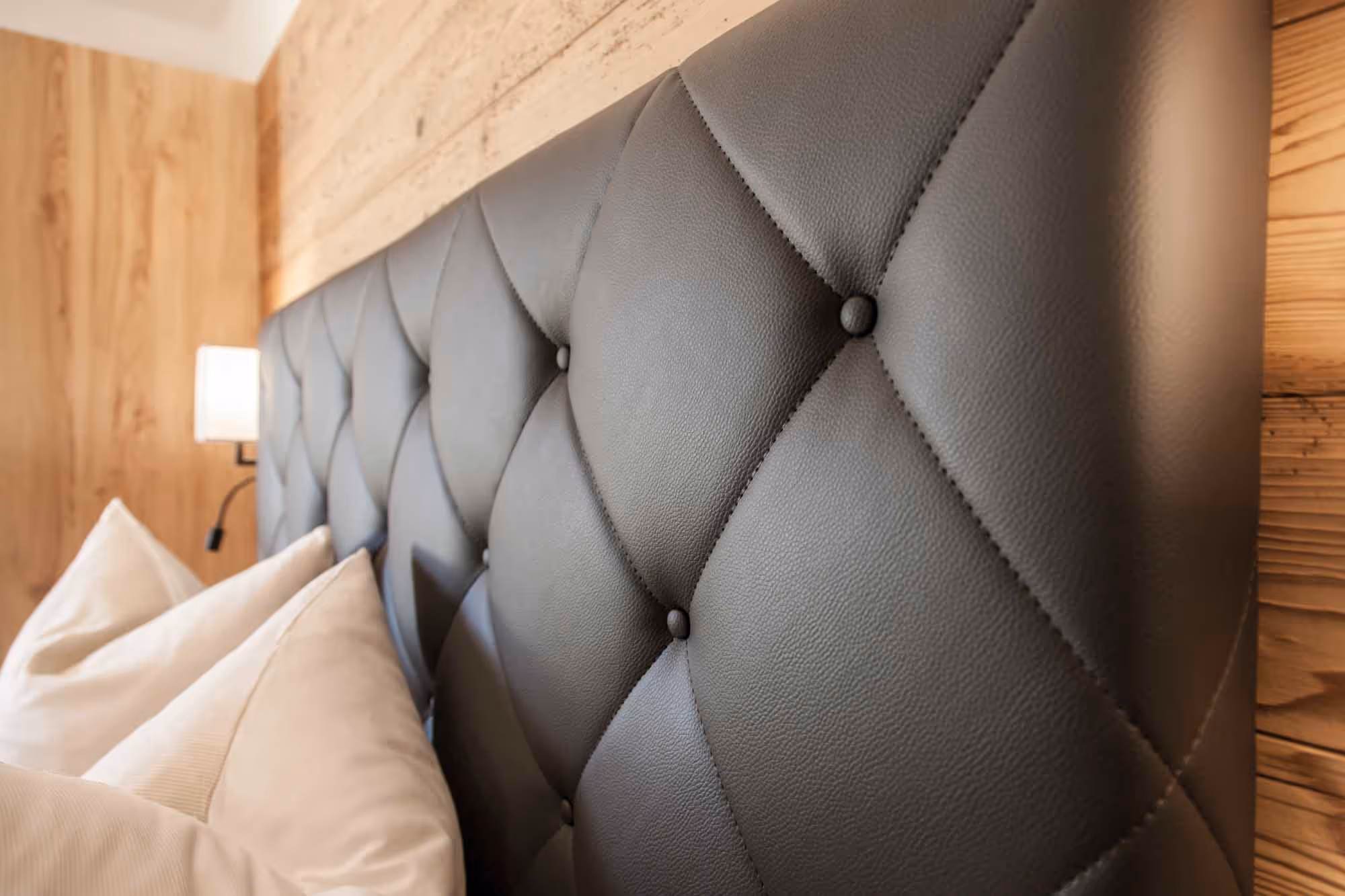 Lederrückwand des Boxspringbettes der Hubertus Apartments.