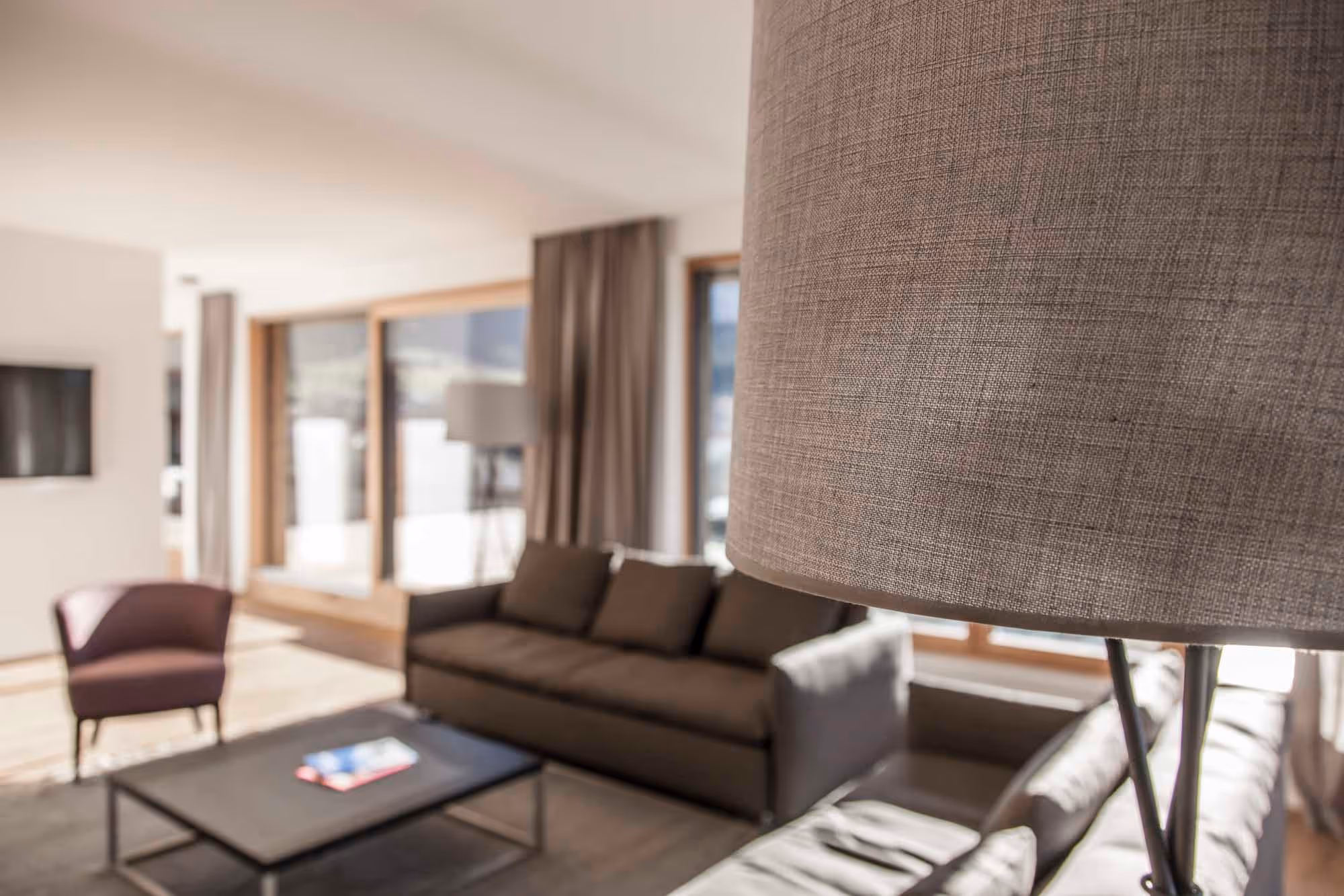 Das große, lichtdurchflutete Wohnzimmer des Hubertus Apartments.