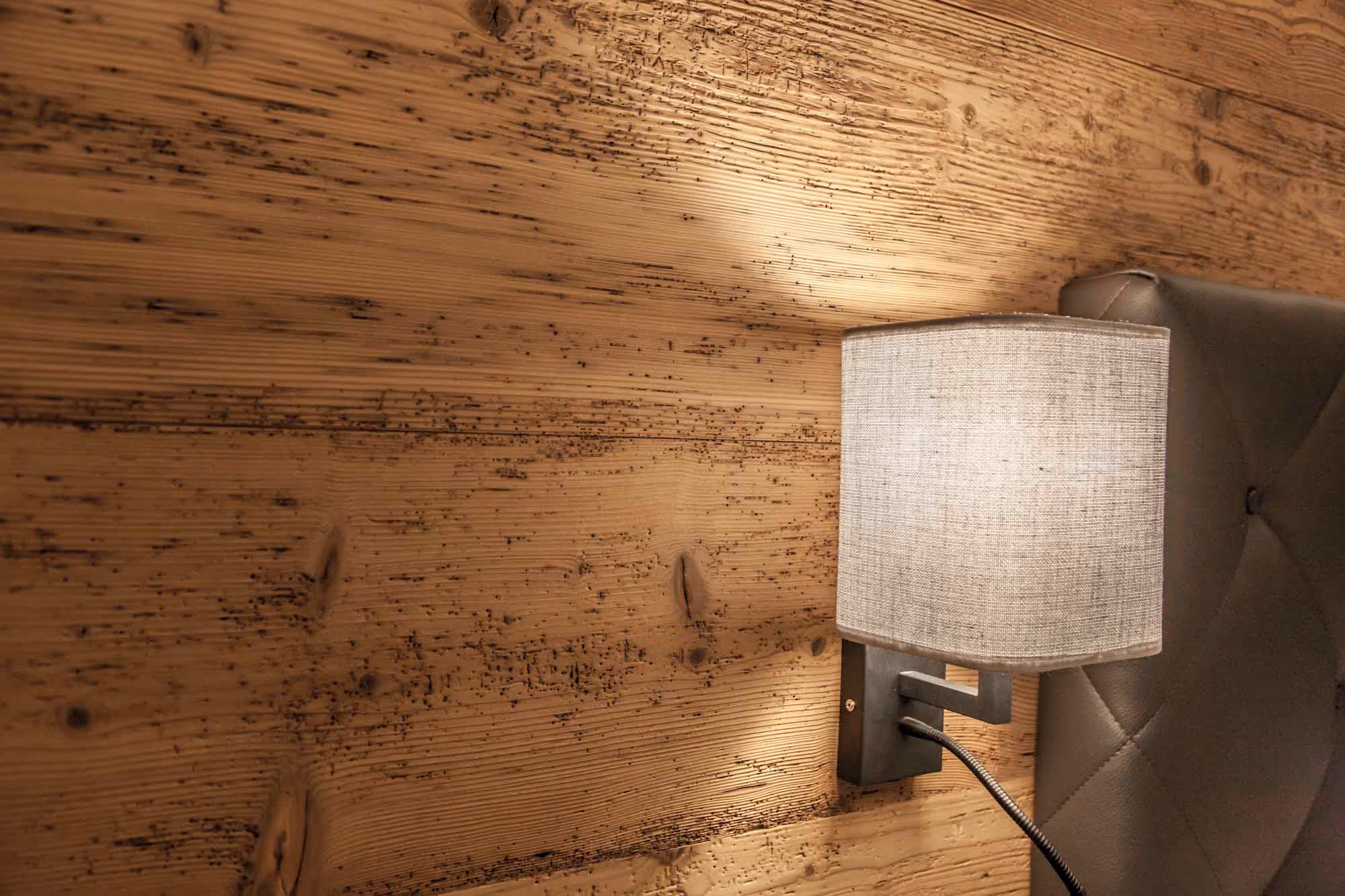 Nachttischlampe im Schlafzimmer des Hubertus Apartments.