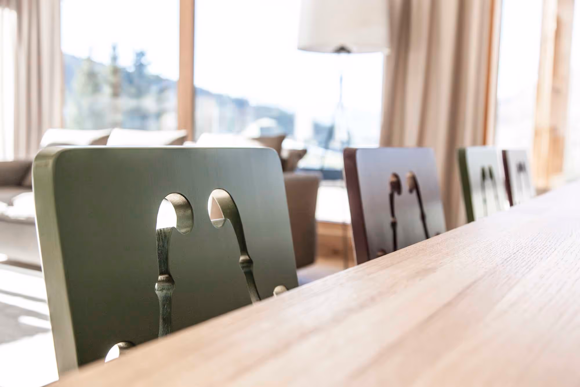 Hochwertige Holzstühle in den Farben Grün und Rot.